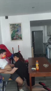 “鸡吧太大了”大波浪少妇穿制服开档肉丝红底高跟去老板家竞聘文秘一职位