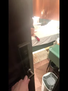 真实约拍极品白虎少妇酒店高跟中出