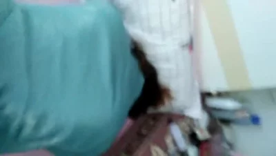 偷情良家人妻，她娃在隔壁玩手机