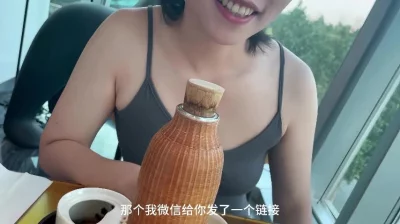 第一次约女网友出来见面没想到她居然给我一个惊喜和我玩游戏