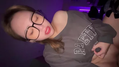 超爱大屌的体育生女友，在外约男友球队的队员，口爆大屌无套内射白虎骚逼