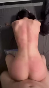 边抽边草，后入调教把小母狗屁股抽的通红