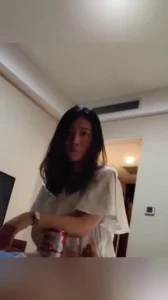 小嫂子露脸，嘴里不要身体很诚实