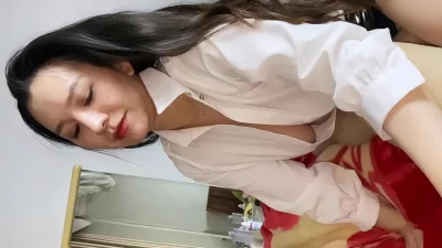 丰乳肥臀的熟女老阿姨就是骚，黑皮裙肉丝做爱双洞齐开无套内射
